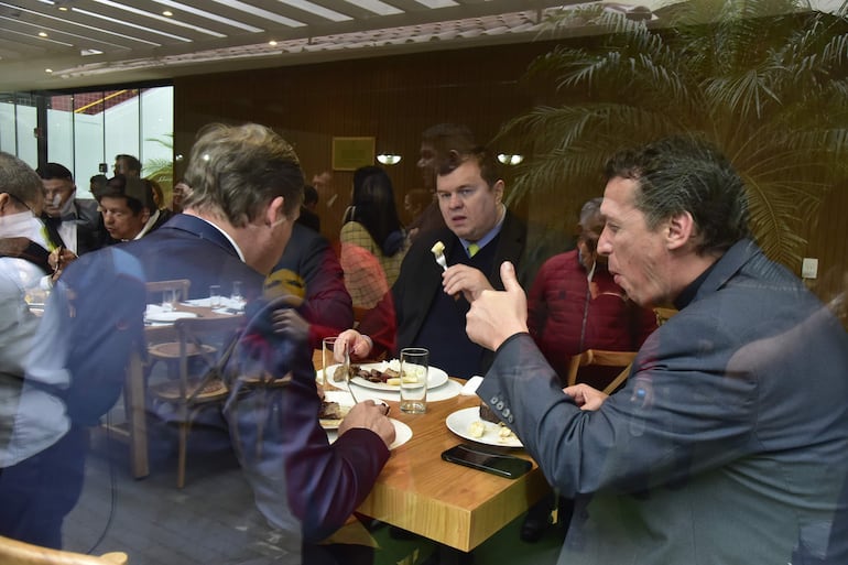 Los senadores Natalicio Chase, Dionisio Amarilla y Juan Carlos Galaverna almuerzan un asado en el "quincho de oro" del Congreso.