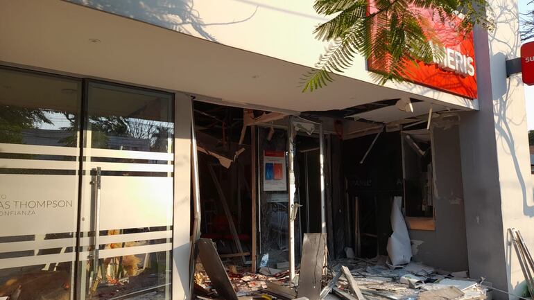 Con explosivos, los ladrones detonaron un cajero automático del banco Sudameris ubicado en la calle Guido Spano, en el barrio Villa Morra.