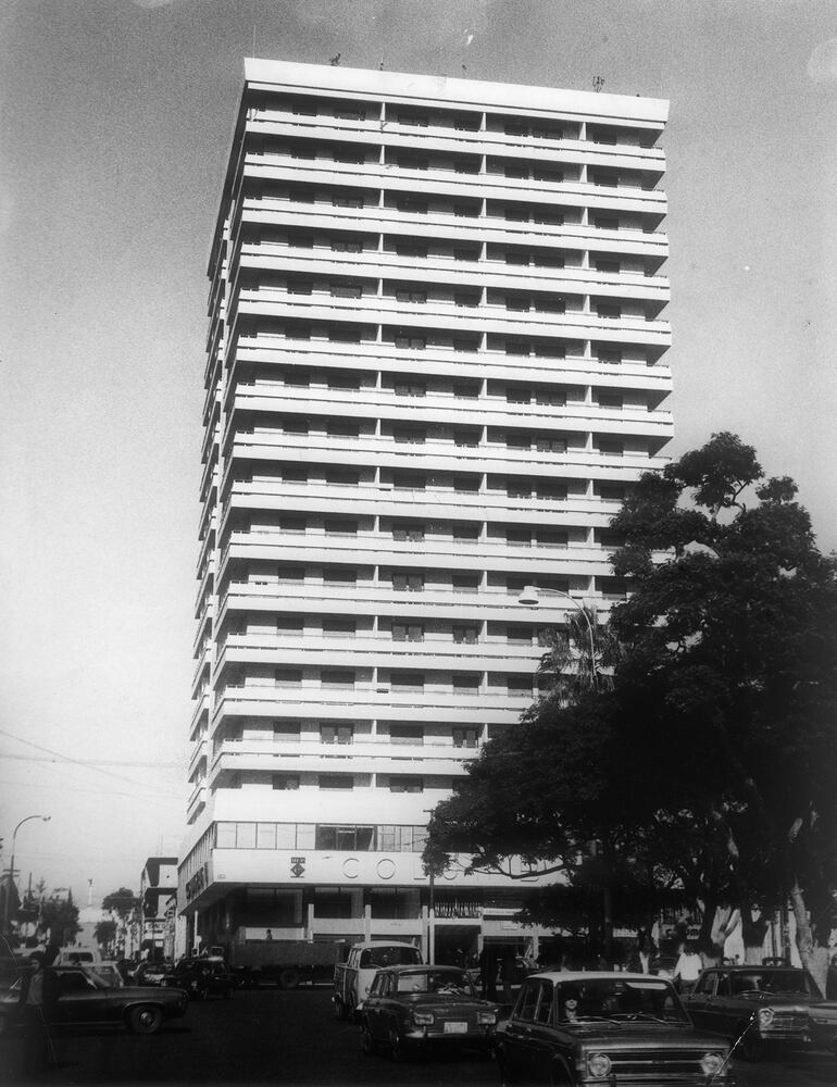 El Edificio Monumental, recientemente inaugurado, entre automóviles de la época. Muy al fondo, se puede divisar la escalinata de la calle Antequera