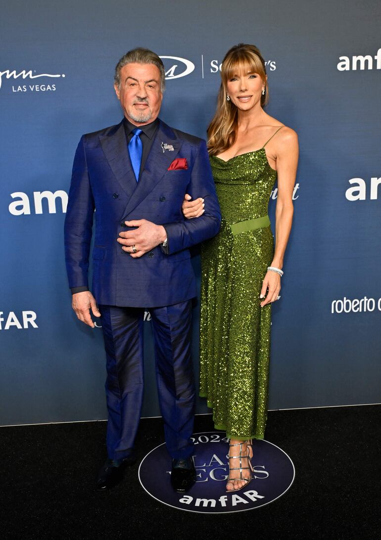 Sylvester Stallone y Jennifer Flavin Stallone asistieron así de elegantes a la gala de AMFAR en Las Vegas. (David Becker/Getty Images/AFP)

