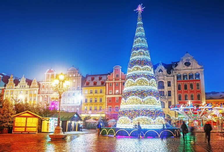 Árbol y mercado navideños iluminados en Wroclaw (Breslavia), en Polonia. Foto de Feel Good Studio/Shutterstock, facilitada por Journalistic.org.
