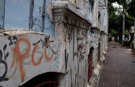 Una pared con pintadas alusivas a la banda criminal Primer Comando Capital en Sao Paulo, Brasil. (Imagen de archivo).