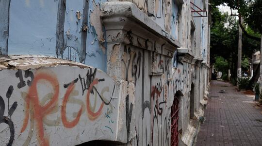 Una pared con pintadas alusivas a la banda criminal Primer Comando Capital en Sao Paulo, Brasil. (Imagen de archivo).