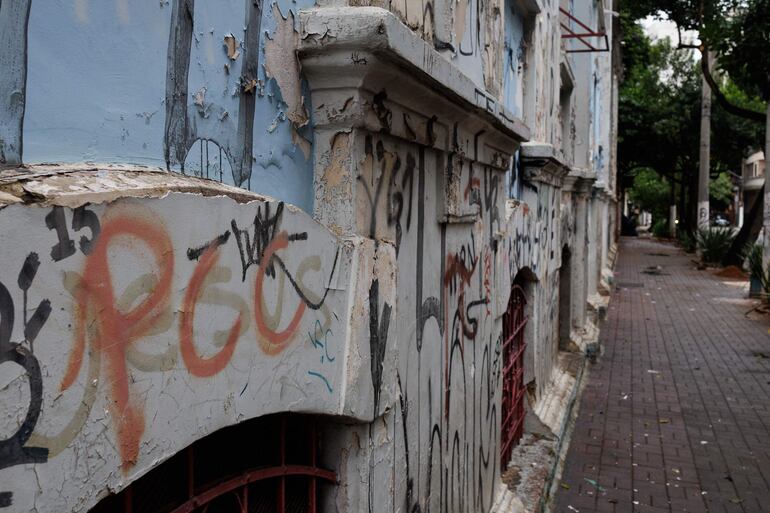 Fotografía de una pared con pintadas alusivas a la banda criminal Primer Comando de la Capital, el 22 de marzo de 2024, en Sao Paulo (Brasil). El Primer Comando de la Capital (PCC), la banda criminal más poderosa de Suramérica, nacida en Brasil, vive una fractura histórica entre sus altos dirigentes que amenaza con transformar las calles de São Paulo en una violenta caza de brujas. EFE/ Isaac Fontana