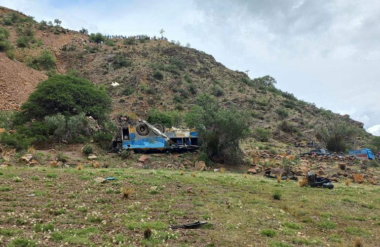 Esta fotografía publicada por la policía boliviana muestra los restos de un autobús de pasajeros que cayó a un abismo cerca de la ciudad de Yocalla, entre Potosí y Oruro, Bolivia.