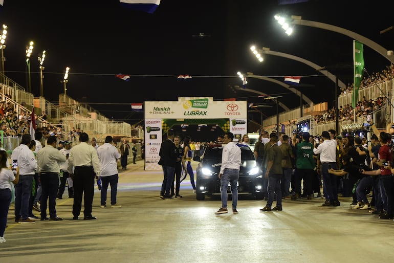 Instante en que el presidente Santiago Peña y Joshua Duerksen llegan al Sambódromo con el Auto 0, para dar inicio a la partida ceremonial.