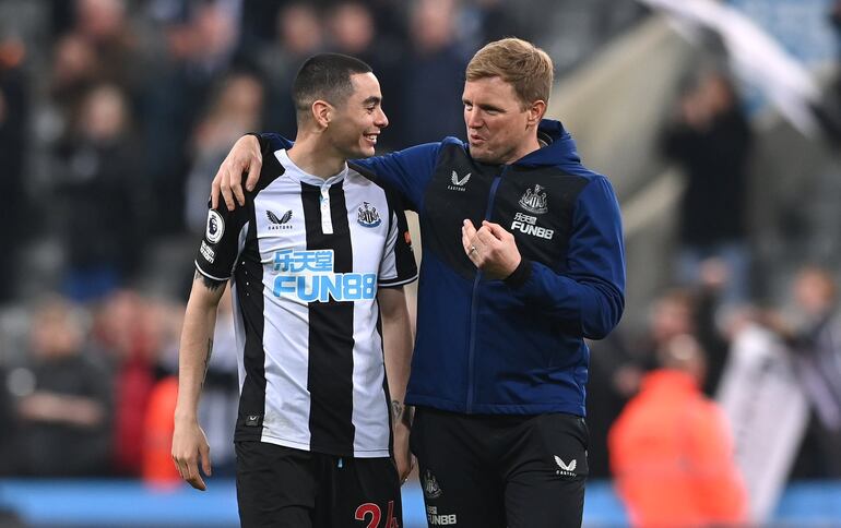 El paraguayo Miguel Almirón y el entrenador Eddie Howe, futbolista y entrenador del Newcastle, respectivamente.