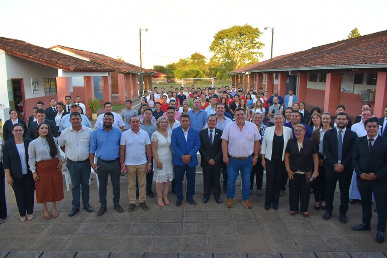 Autoridades departamentales, de educación y alumnos, durante la apertura oficial de la Facultad Agropecuaria de la Unves en Independencia.