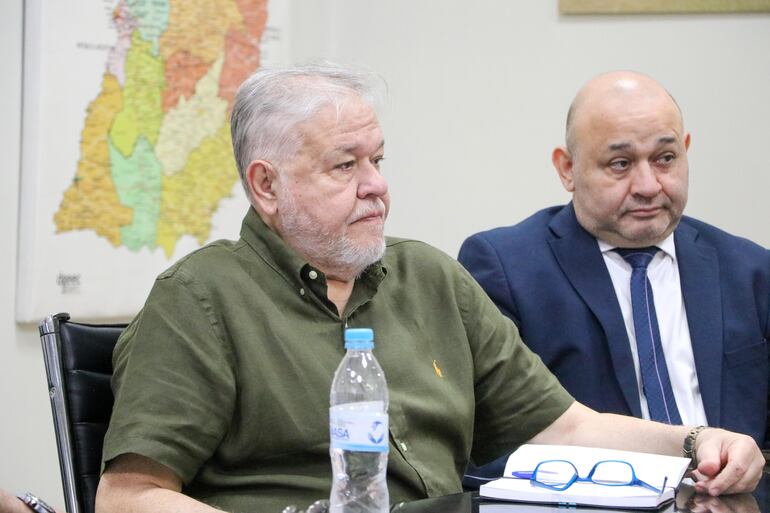 Jorge Brítez del IPS, junto al viceministro de Salud, José Ortellado. 