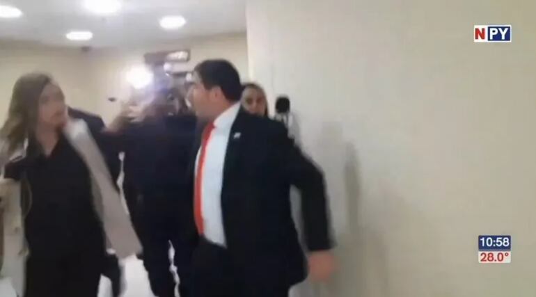 A los empujones y golpes reaccionó el senador Carlos Núñez contra los periodistas que intentaron consultarle sobre su eventual vinculación con el caso Dakovo.