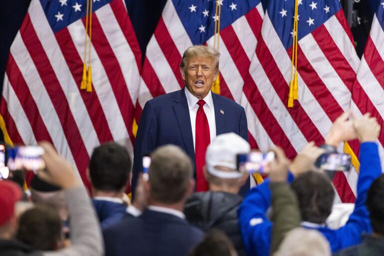 El expresidente Donald Trump (C) habla en el Centro de Eventos de Iowa después de ganar el primer caucus de Iowa en la nación en Des Moines, Iowa, EE.UU.