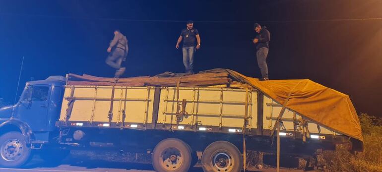 El camión fue llevado a la Base Regional de la Senad en Pedro Juan Caballero donde se realizó el procedimiento de rigor.