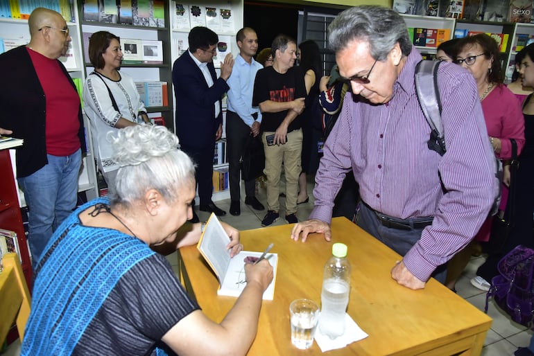 La escritora llegó a Paraguay para el primer aniversario de la Librería Josefina Plá del Fondo de Cultura Económica. Tras la charla firmó ejemplares de sus libros.