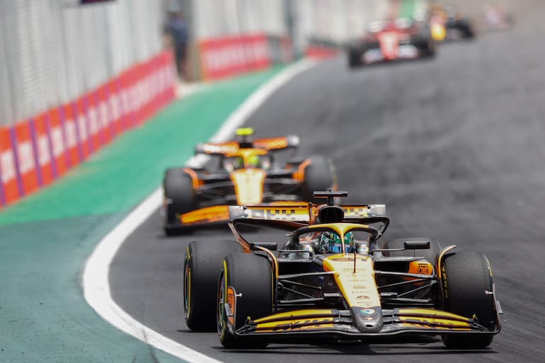 Los monoplazas McLaren de los pilotos Lando Norris y Oscar Piastri (i) en la carrera Sprint del Gran Premio de Brasil de Formula 1, en el Circuito de Interlagos, en São Paulo, Brasil.