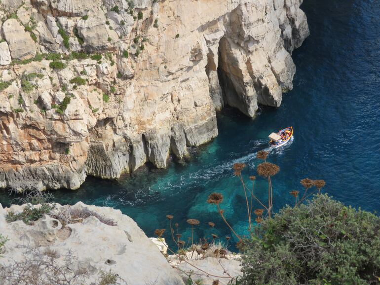 El sistema de cuevas de la costa sur de Malta puede explorarse en barco.