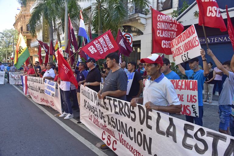 Agremiados a la Corriente Sindical Clasista (CSC) se congregaron frente al Panteón de los Héroes y apuntaron contra el cartismo.