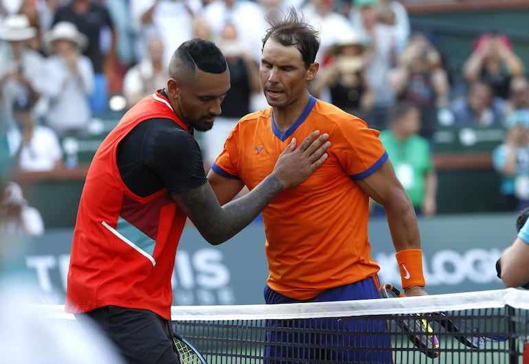 El australiano Nick Kyrgios (i) saluda al español Rafael Nadal. 