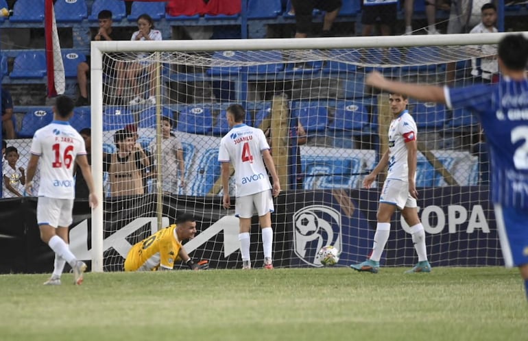 Los futbolistas de Nacional lamentan un gol de Sol de América en el partido de la fecha 18 del torneo Clausura 2024 del fútbol paraguayo en el estadio Luis Alfonso Giagni, en Villa Elisa, Paraguay.