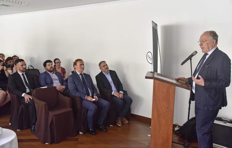 El embajador argentino, Guillermo Nielsen, aplaudió esta nueva conexión aérea entre Asuncion y Jujuy.