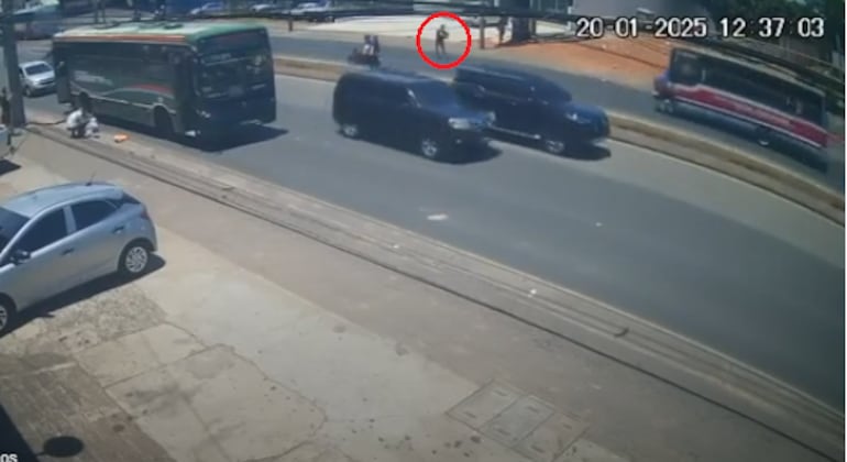 El vendedor ambulante que asaltó a una mujer en un colectivo huyó subiendo a otro ómnibus. La víctima fatal perdió el equilibrio tras el robo y cayó al pavimento.