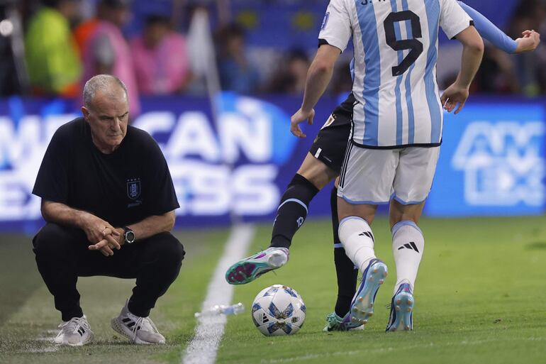 AMDEP3121. BUENOS AIRES (ARGENTINA), 16/11/2023.- El seleccionador de Uruguay Marcelo Bielsa (i) observa a Julián Álvarez de Argentina y a Federico Valverde de Uruguay hoy, en un partido de las Eliminatorias Sudamericanas para la Copa Mundial de Fútbol 2026 entre Argentina y Uruguay en el estadio La Bombonera en Buenos Aires (Argentina). EFE/ Juan Ignacio Roncoroni
