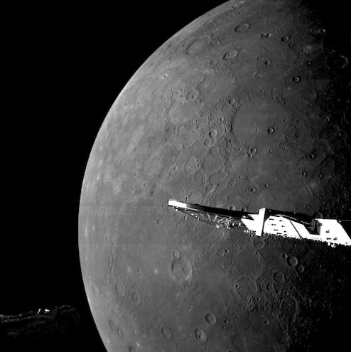 La Agencia Espacial Europea (ESA) dio a conocer este jueves tres imágenes espectaculares tomadas por la sonda BepiColombo durante una fase especial de acercamiento a pocos cientos de kilómetros de la superficie con vistas a situarse en una órbita alrededor del planeta a finales de 2026. 