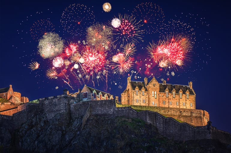 El castillo de Edimburgo con fuegos artificiales, durante Hogmanay.