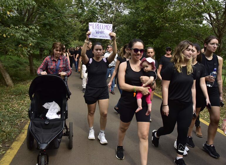 Mujeres con sus hijos en brazos, se unieron al pedido de seguridad en los parques.