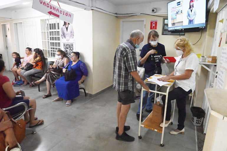 Según el Ministerio de Salud, el uso de mascarillas en los hospitales vuelve a ser una recomendación que no se debe evitar.