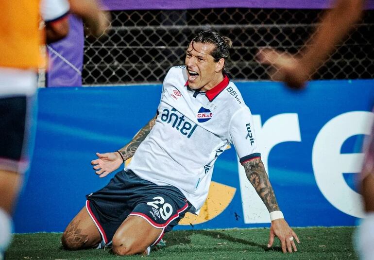 El paraguayo Federico Santander, jugador de Nacional, celebra un gol en el partido ante Defensor Sporting por el torneo Apertura 2024 de Uruguay.