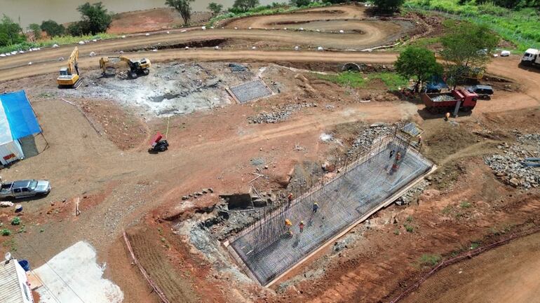 La obra del puente sobre río Monday está en plena ejecución.