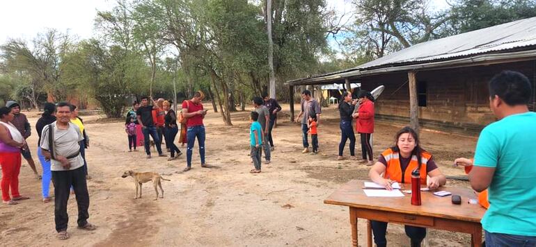 Funcionarios de la SEN distribuyendo los kits de alimentos a familias indígenas.