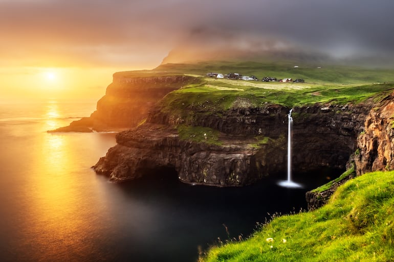 Cascada de Mulafossur al atardecer, aldea de Gasadalur, isla de Vagar, Islas Feroe.