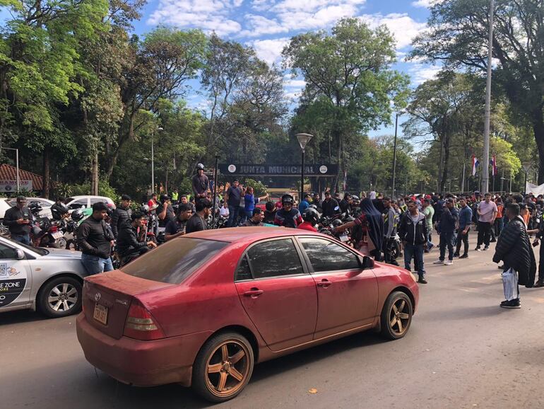 La manifestación contra el proyecto de ordenanza se realiza frente a la Junta Municipal de Ciudad del Este.