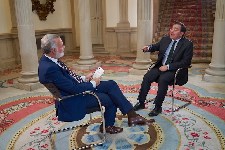 Jesús González Mateos (izq.) durante la entrevista exclusiva con el canciller español José Manuel Albares (foto: Aquí Europa).