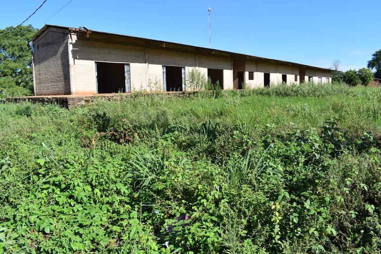 El tinglado de 60 metros con seis salones construido por la Gobernación de San Pedro, se encuentra sucio y abandonado