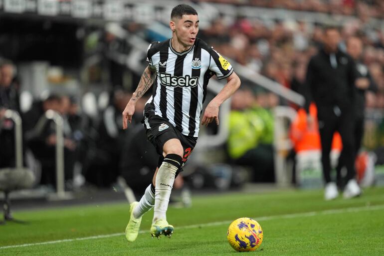 El mediocampista paraguayo #24 del Newcastle United, Miguel Almirón, corre con el balón durante el partido de fútbol de la Premier League inglesa entre Newcastle United y Fulham en St James' Park en Newcastle-upon-Tyne, noreste de Inglaterra, el 16 de diciembre de 2023.