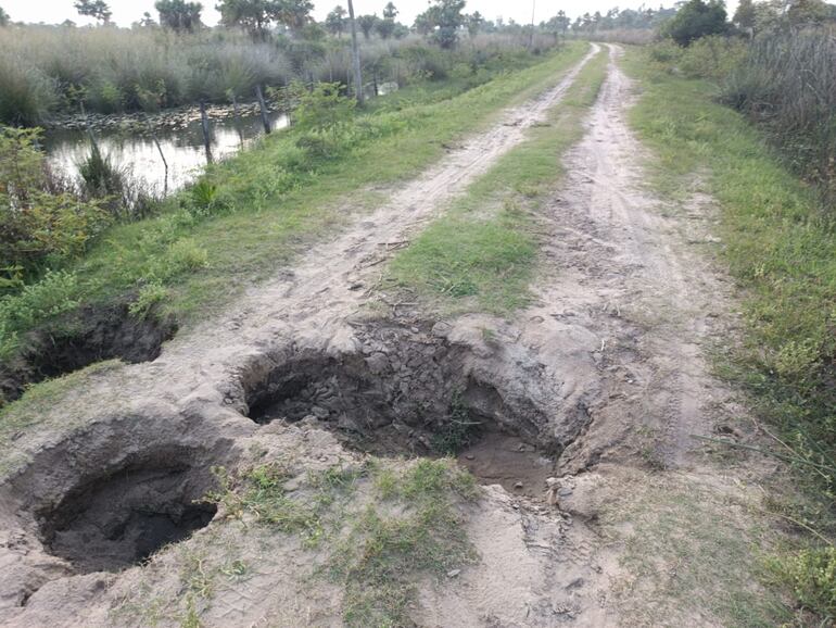 Camino vecinal con enormes y peligrosos hoyos tras las lluvias.