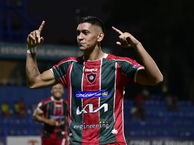 Estiven Pérez, futbolista de Atlético Tembetary, celebra un gol en el partido frente a General Caballero por la cuarta fecha del torneo Apertura 2025 del fútbol paraguayo en el estadio Luis Alfonso Giagni, en Villa Elisa, Paraguay.