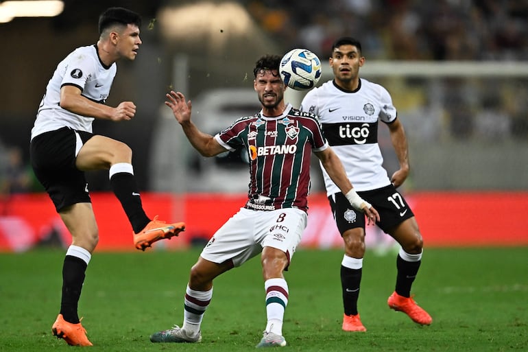 El paraguayo Junior Barreto (i), futbolista de Olimpia, pelea por el balón en el partido de ida de los cuartos de final de la Copa Libertadores 2023 en el estadio Maracaná, en Río de Janeiro, Brasil.