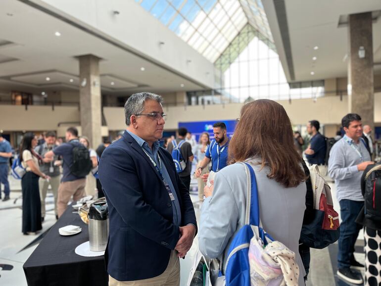 El vicepresidente de la Essap, Alberto Sánchez Aquino, de viaje en un evento internacional en Brasil.