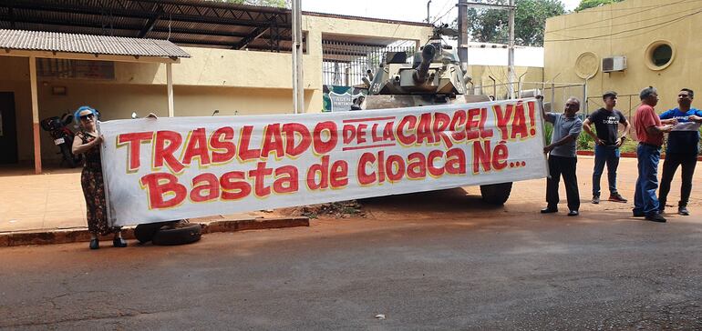 Los vecinos de la Penitenciaría Regional de Ciudad del Este se manifestaron en varias ocasiones pidiendo el traslado. (Archivo).