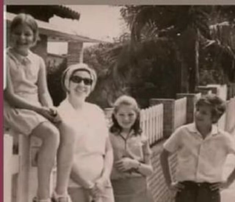 Con esta postal donde se lo ve junto a su madre y sus hermanas, frente a su casa, en el año 1970, Carlos Martini se despidió de su amada mamá. (Instagram/Carlos Martini)