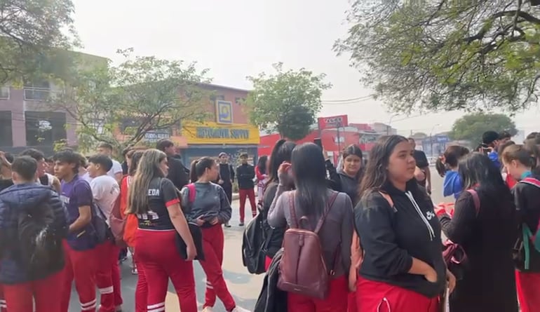 Protesta de estudiantes del CNC, realizada el ayer frente a la institución ubicada sobre la avenida Eusebio Ayala en Asunción.