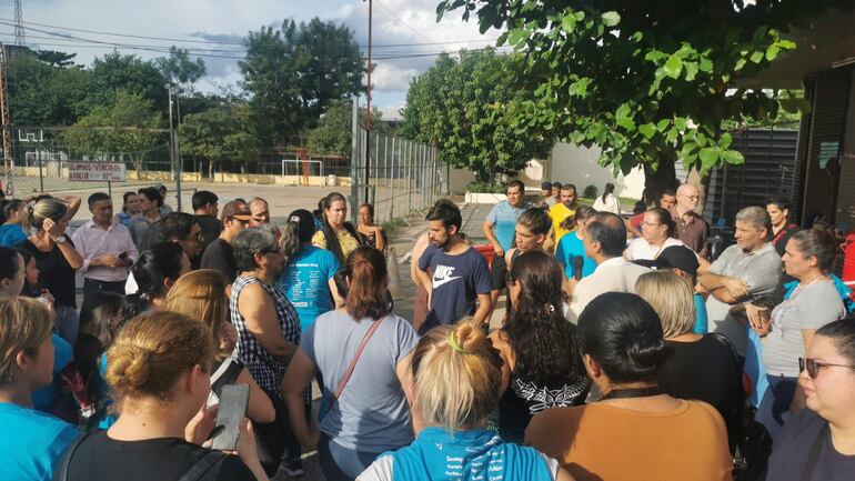 Padres del CEPB atropellaron los accesos del colegio donde también funciona la Facultad de Fiosofía de la UNA tomada por estudiantes que exigen garantías de fondos del Arancel Cero y otros programas.