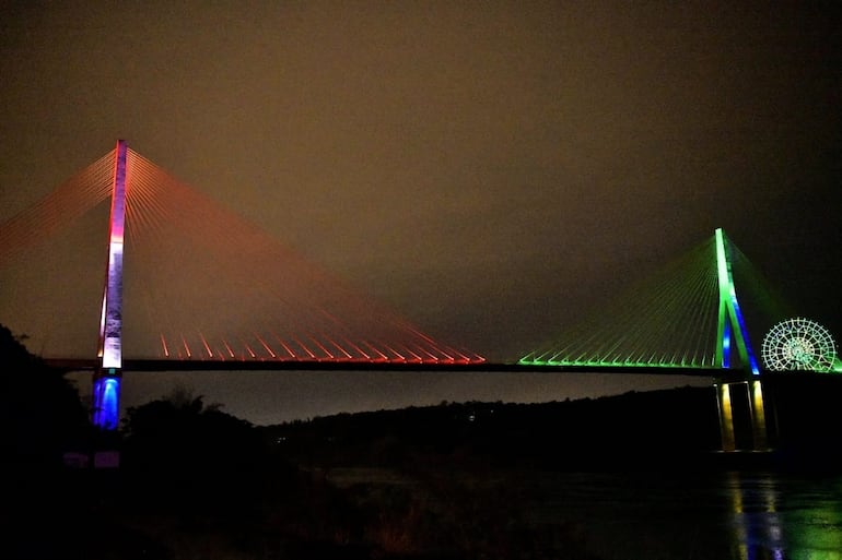 Imágenes del Puente de la integración, que conecta la ciudad paraguaya de Presidente Franco con su par brasileña Foz do Iguaçu.