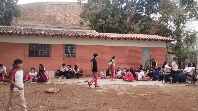 Estudiantes del Colegio Nacional Fernando de la Mora durante la sentata realizara esta mañana.