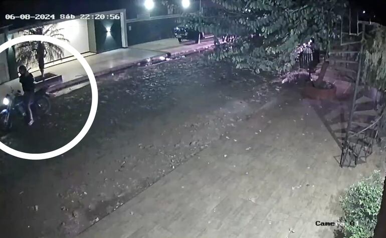 Una cámara de seguridad captó el momento en que un hombre a bordo de una moto se detuvo frente a la residencia, apuntó con un arma y disparó contra la parte frontal de la casa. Afortunadamente, no se registraron heridos.