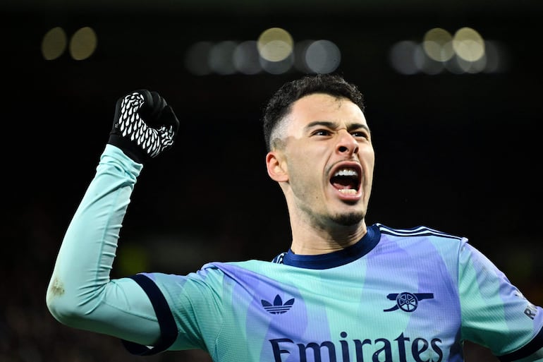 Arsenal's Brazilian midfielder #11 Gabriel Martinelli celebrates after scoring his team third goal during the English Premier League football match between Brentford and Arsenal at the Gtech Community Stadium in London on January 1, 2025. (Photo by JUSTIN TALLIS / AFP) / RESTRICTED TO EDITORIAL USE. No use with unauthorized audio, video, data, fixture lists, club/league logos or 'live' services. Online in-match use limited to 120 images. An additional 40 images may be used in extra time. No video emulation. Social media in-match use limited to 120 images. An additional 40 images may be used in extra time. No use in betting publications, games or single club/league/player publications. / 