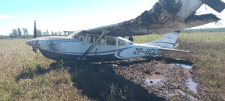 La avioneta Cessna con matrícula Zp-Bcl, pilotada por Ezequiel María Benedicto Mezquita, realizó un aterrizaje de emergencia en la colonia Neufeld,  Caazapá.